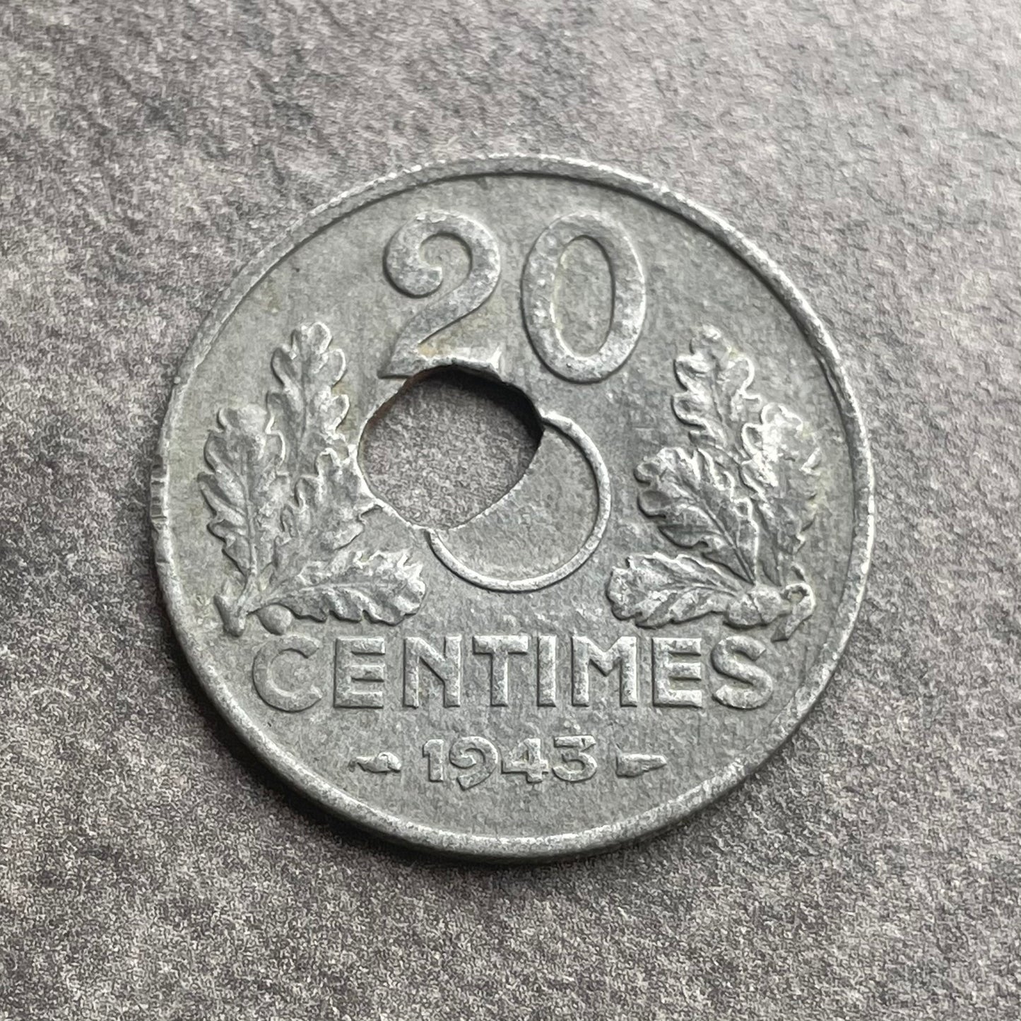 Falla 20 Céntimos TIPO 20 1943 zinc 3,11 gr Agujero descentrado