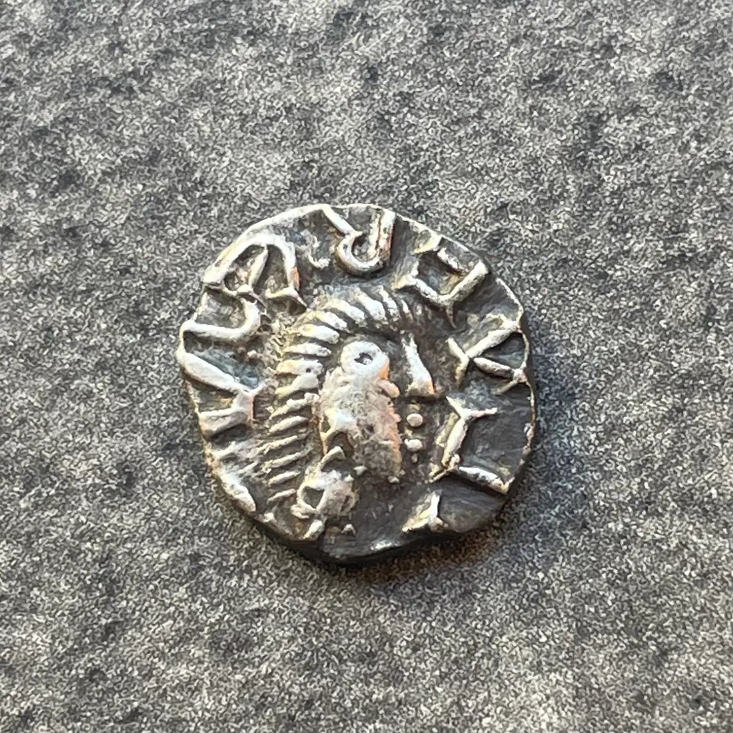 PUEBLOS BÁRBAROS (675-750) POITOU / MELLE Denier de plata 1,01 gr