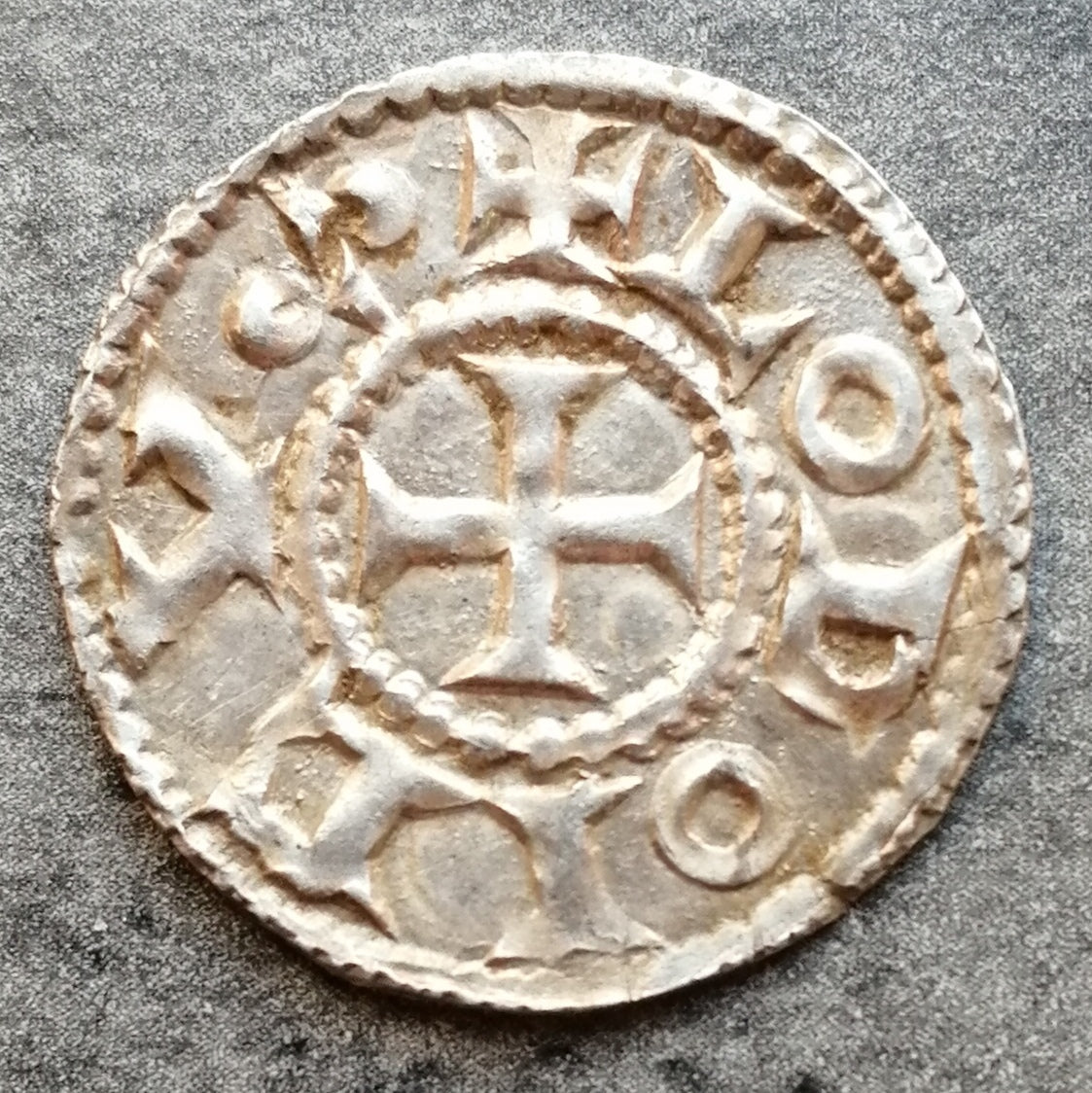 Condado de Angoulême Denier anónimo a nombre de Luis IV de ultramar 1,29 gr 21,5 mm Plata