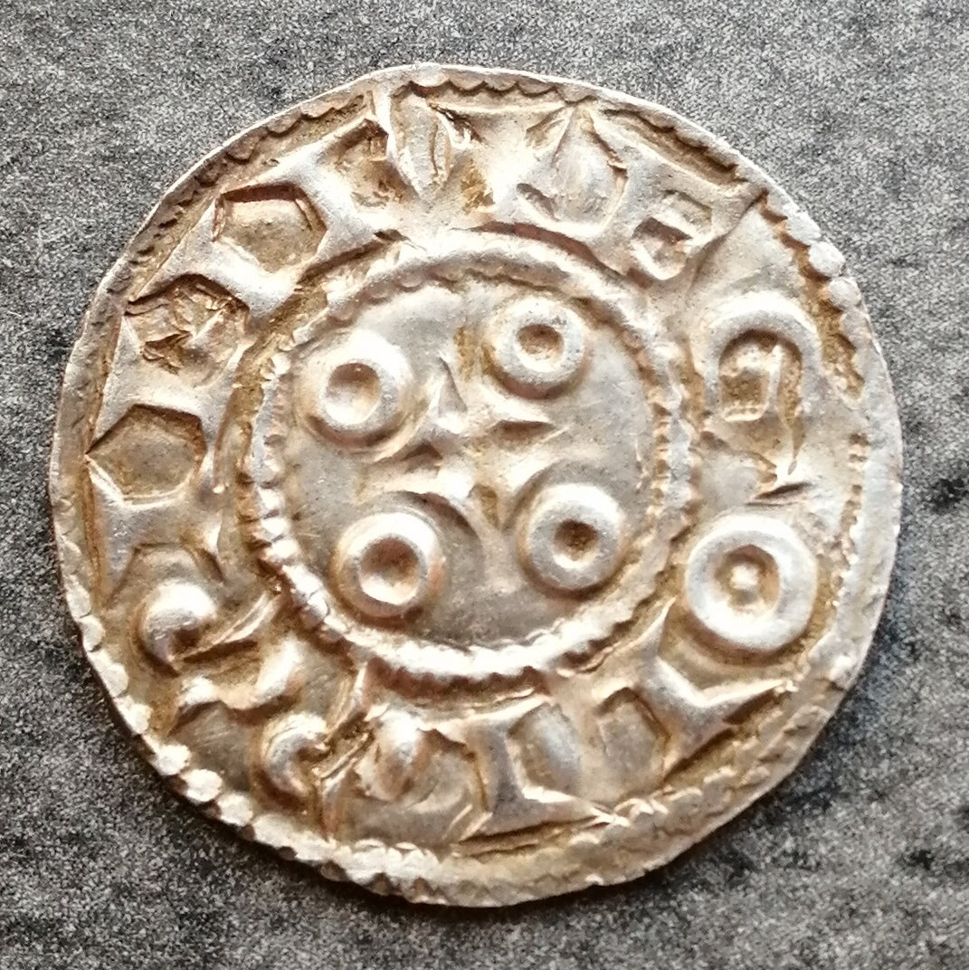 Condado de Angoulême Denier anónimo a nombre de Luis IV de ultramar 1,29 gr 21,5 mm Plata