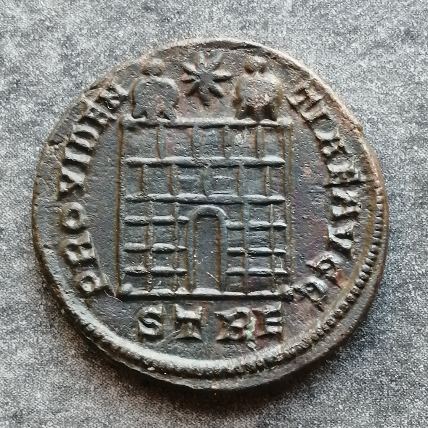 Constantino I (306-337) Follis Porte de Camp Treves 3,04 gr 18 mm