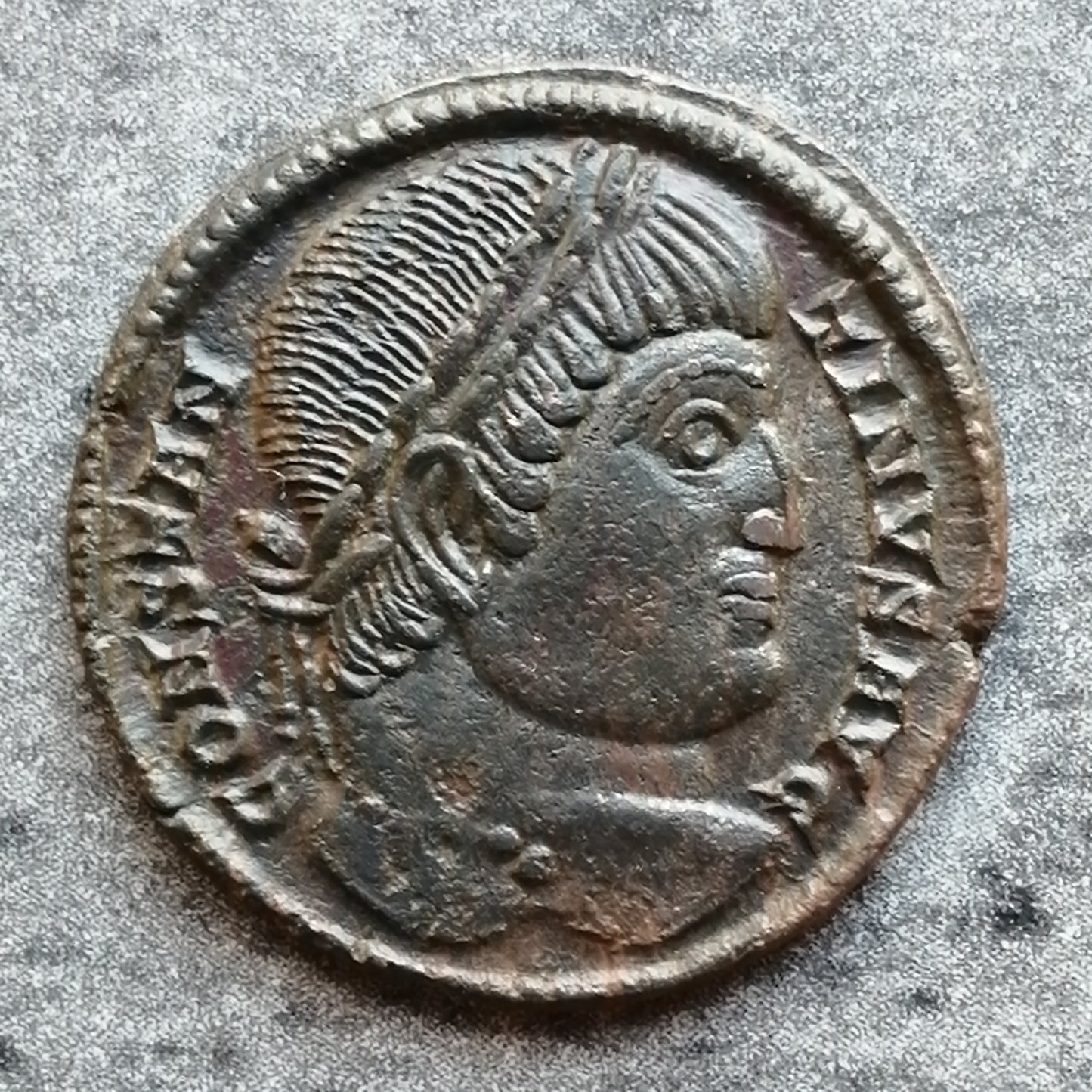 Constantino I (306-337) Follis Porte de Camp Treves 3,04 gr 18 mm