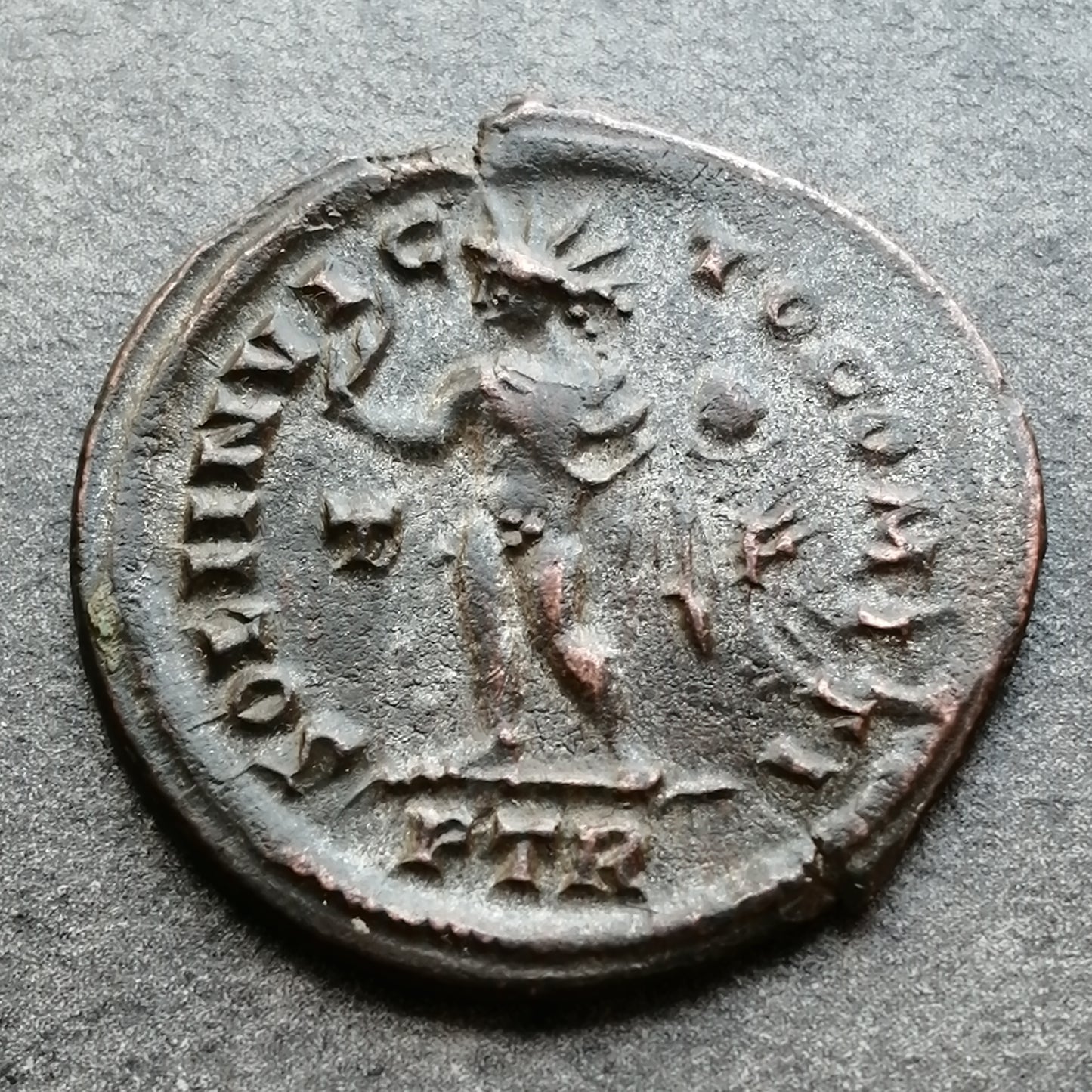 Constantino I (306-337) Follis Soli Invicto Comiti Trier 4,31 gr 24 mm