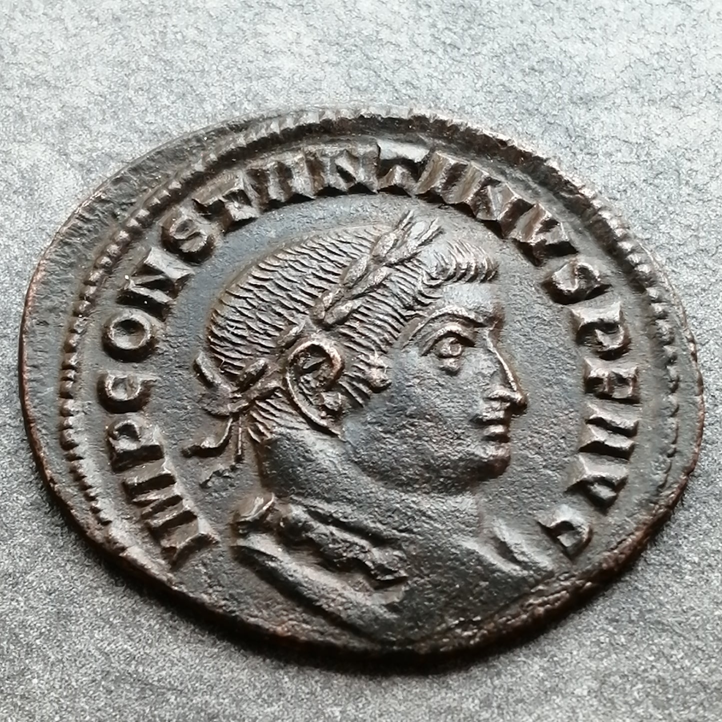 Constantino I (306-337) Follis Soli Invicto Comiti Lyon 4,18 gr 24,5 mm