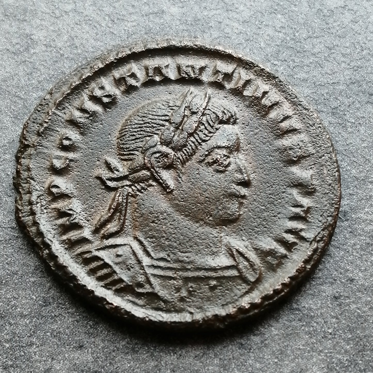 Constantino I (306-337) Follis Soli Invicto Comiti Londres 5,22 gr 24 mm