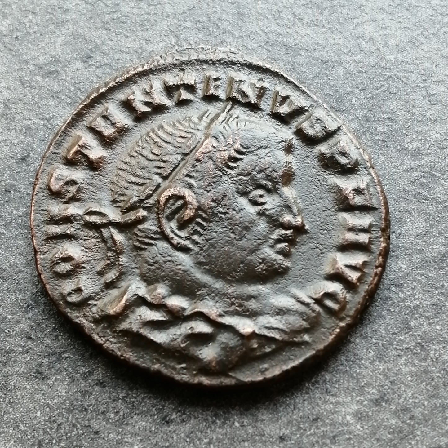 Constantino I (306-337) Follis Soli Invicto Comiti Lyon 4,81 gr 22 mm