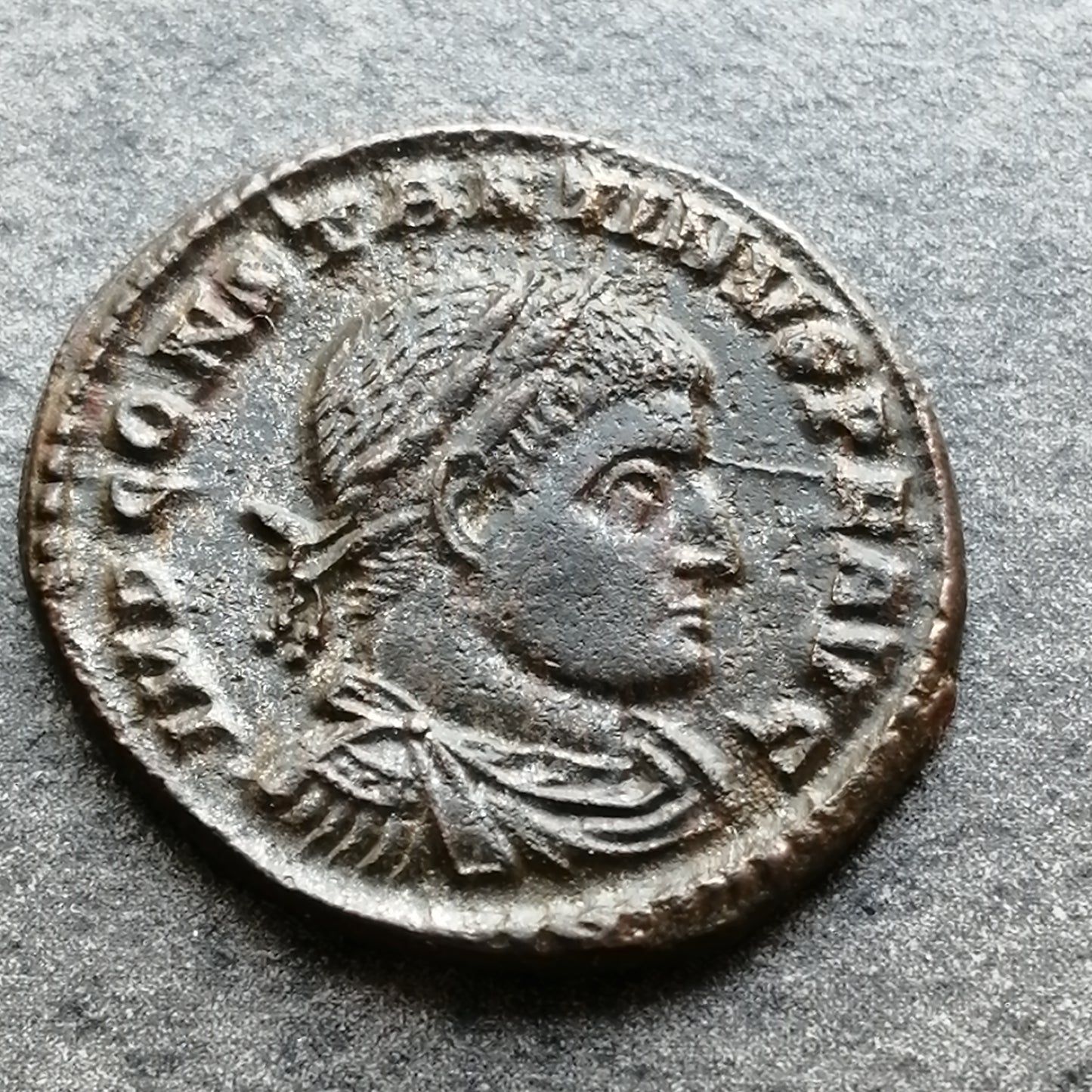 Constantino I (306-337) Follis Soli Invicto Comiti Arles 3,94 gr 21 mm