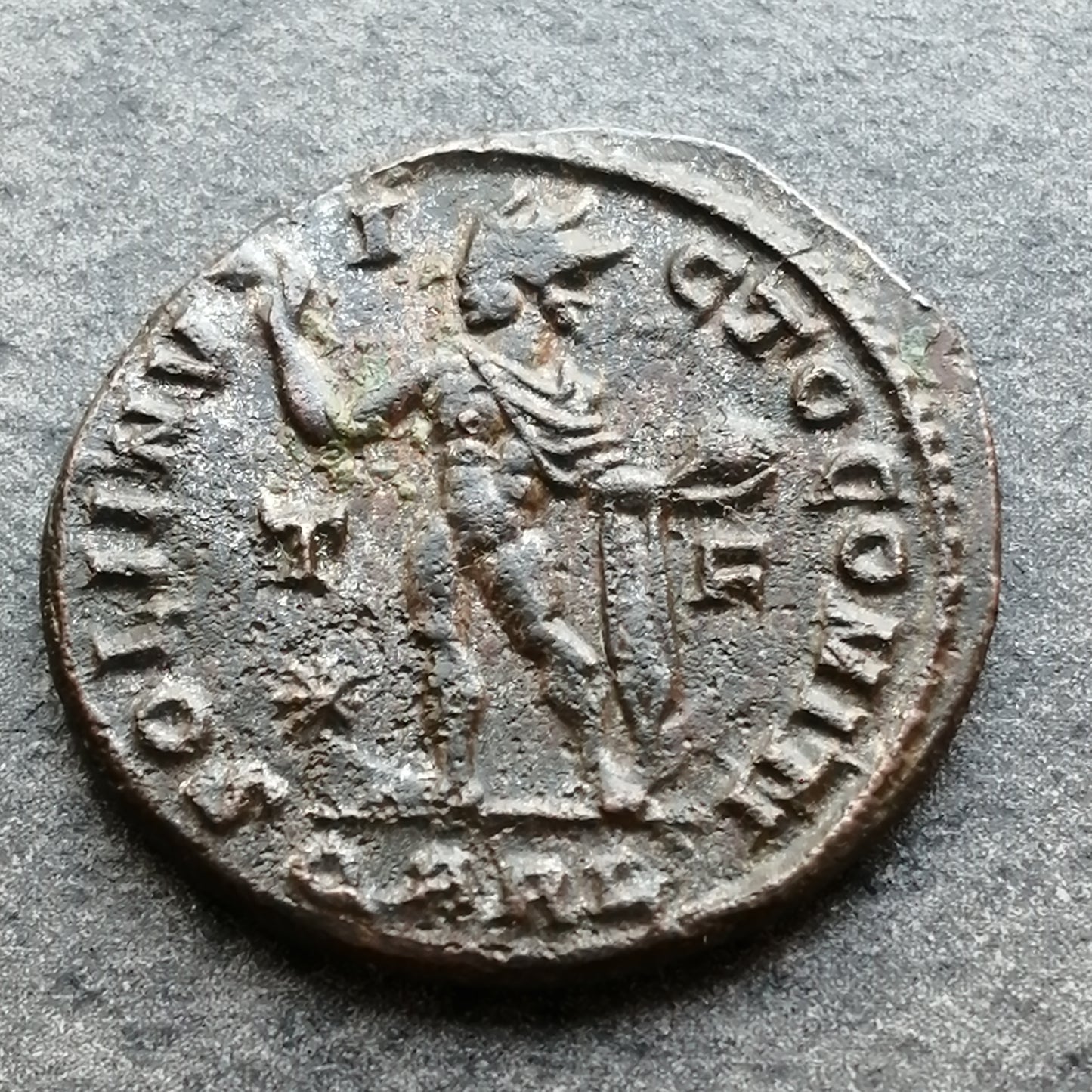 Constantino I (306-337) Follis Soli Invicto Comiti Arles 3,94 gr 21 mm