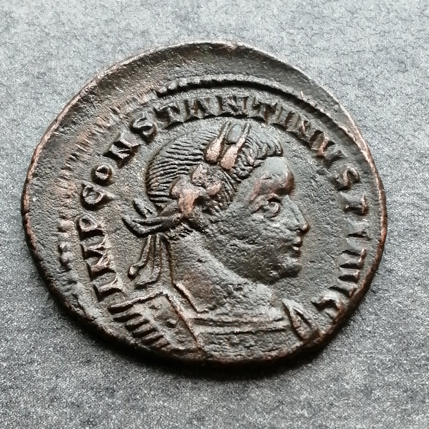 Constantino I (306-337) Follis Soli Invicto Comiti Londres 4,67 gr 22 mm