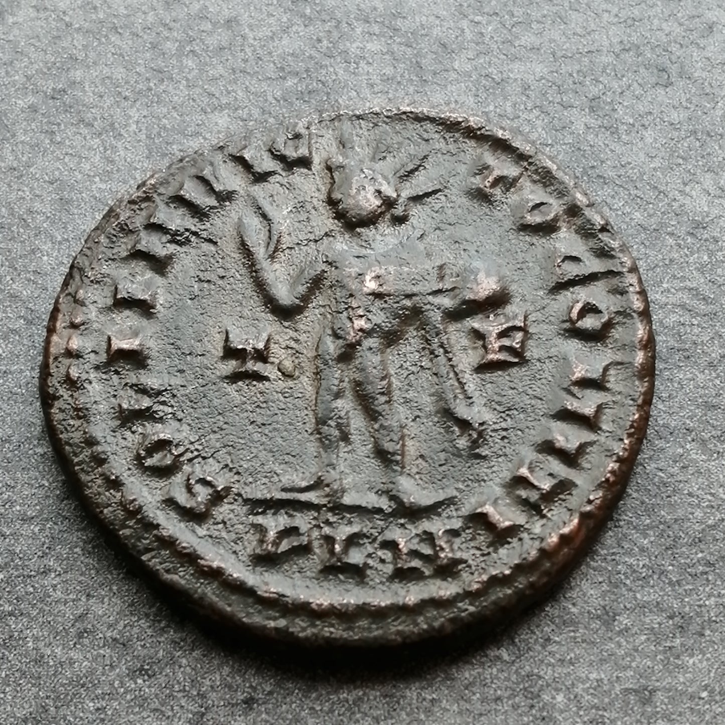 Constantino I (306-337) Follis Soli Invicto Comiti Londres 4,67 gr 22 mm