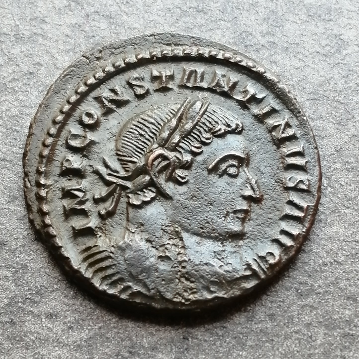 Constantino I (306-337) Follis Soli Invicto Comiti Londres 3,38 gr 20 mm