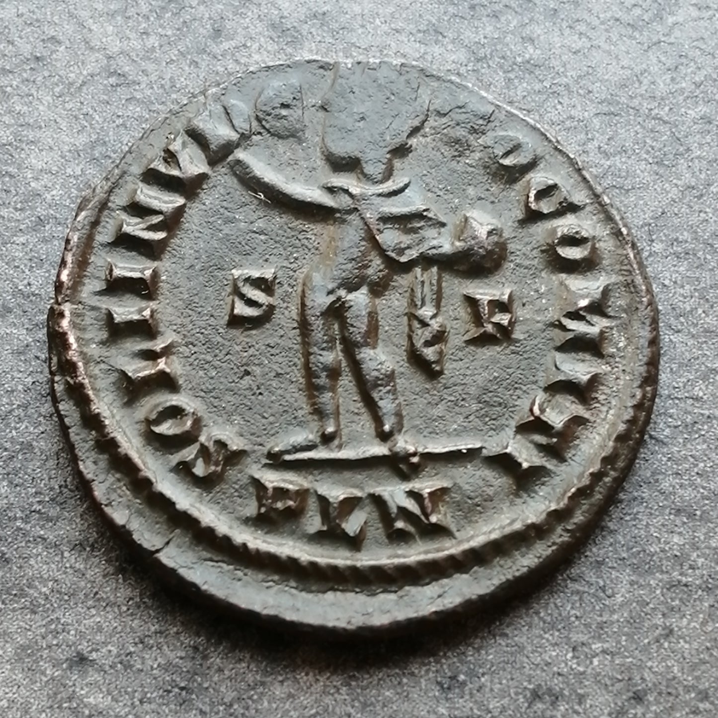 Constantino I (306-337) Follis Soli Invicto Comiti Londres 3,38 gr 20 mm