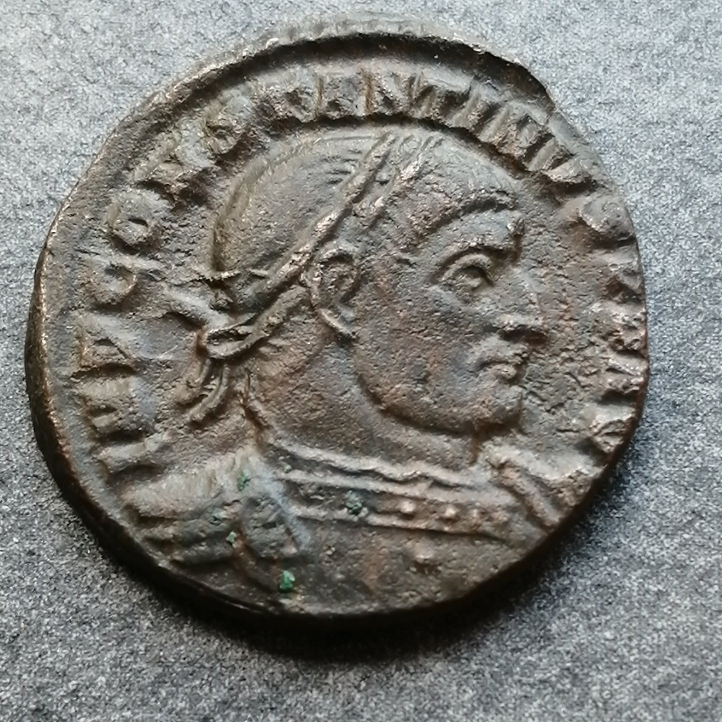 Constantino I (306-337) Follis Soli Invicto Comiti Arles 3,54 gr 18,5 mm