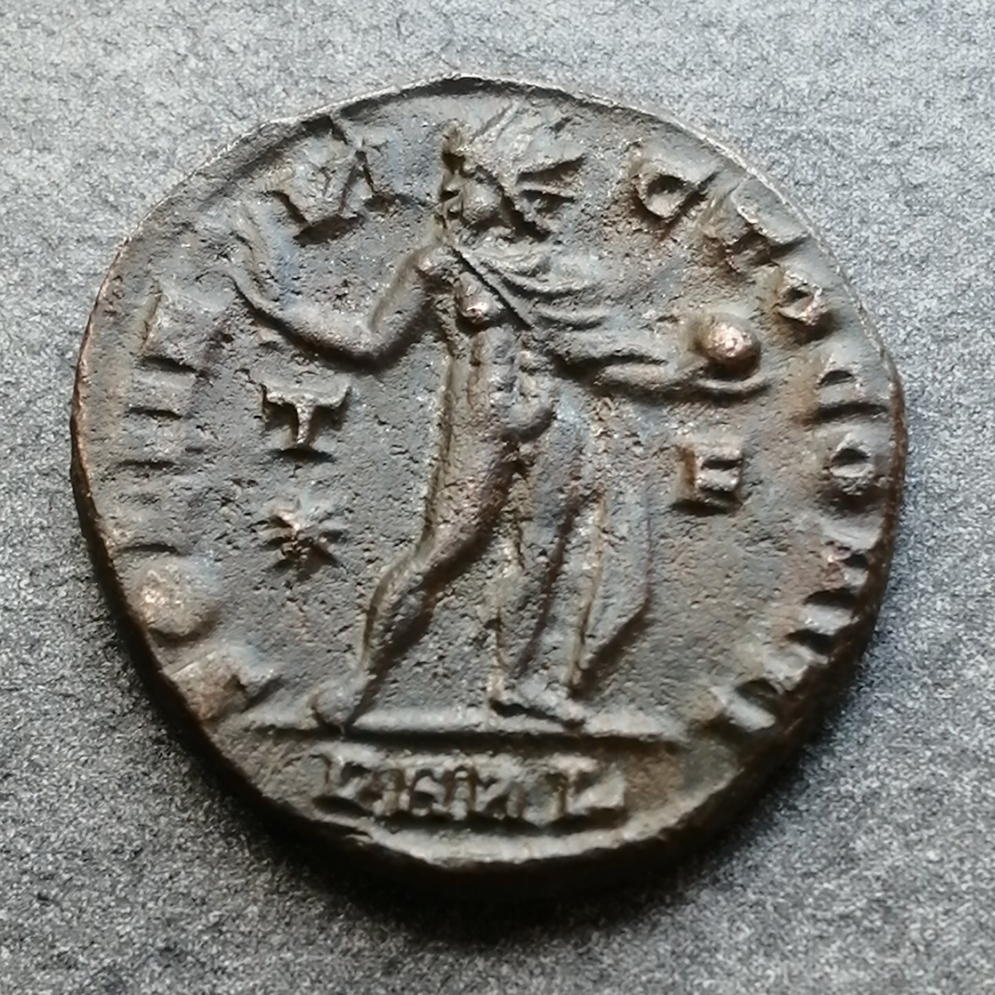 Constantino I (306-337) Follis Soli Invicto Comiti Arles 3,54 gr 18,5 mm