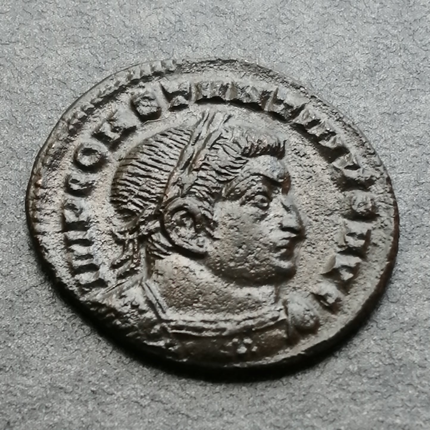 Constantino I (306-337) Follis Soli Invicto Comiti Lyon 2,92 gr 20,5 mm