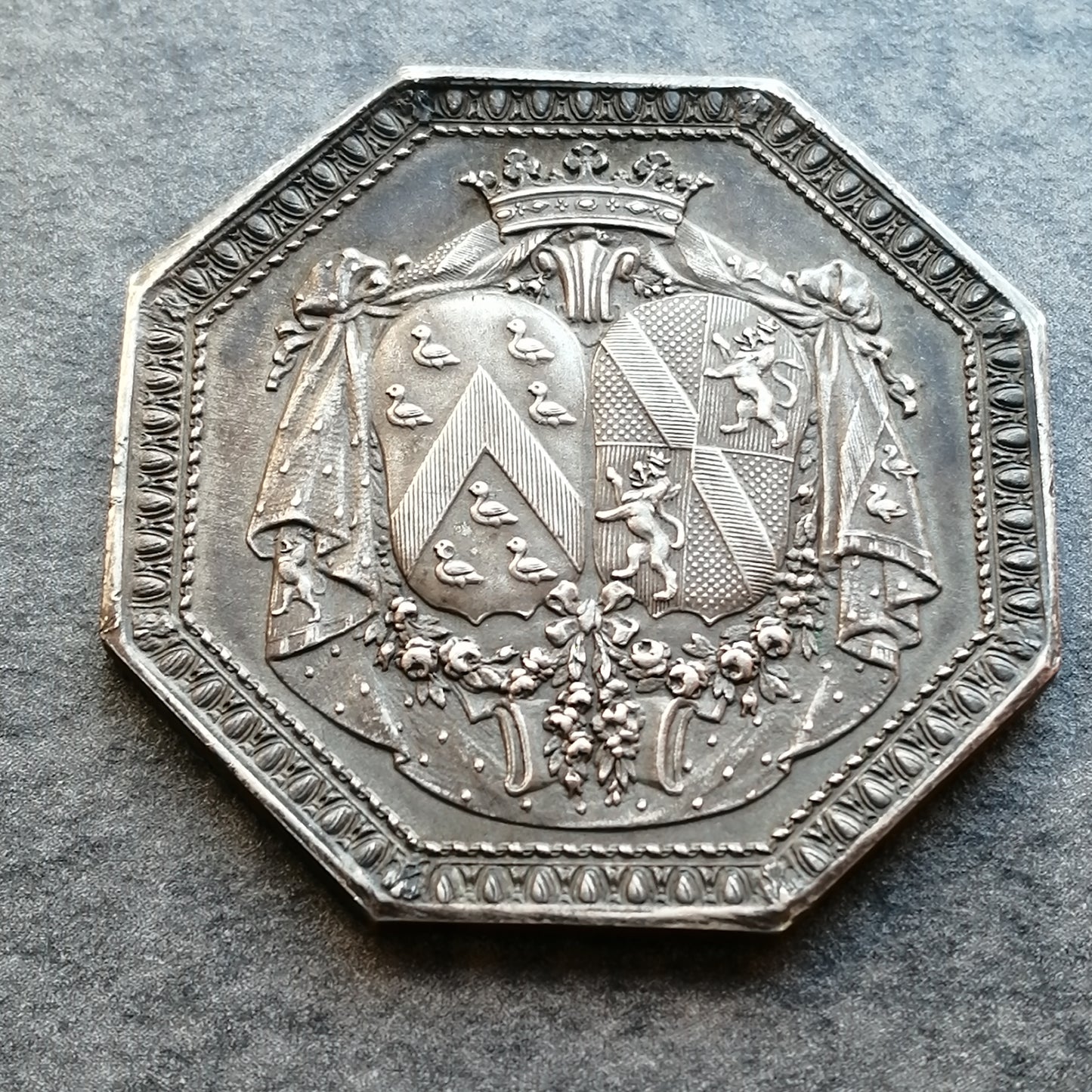 Ficha de boda Louis Marie Guy d'Aumont y Louise Jeanne de Durfort 1727 Plata 16,77 gr 33,5 mm