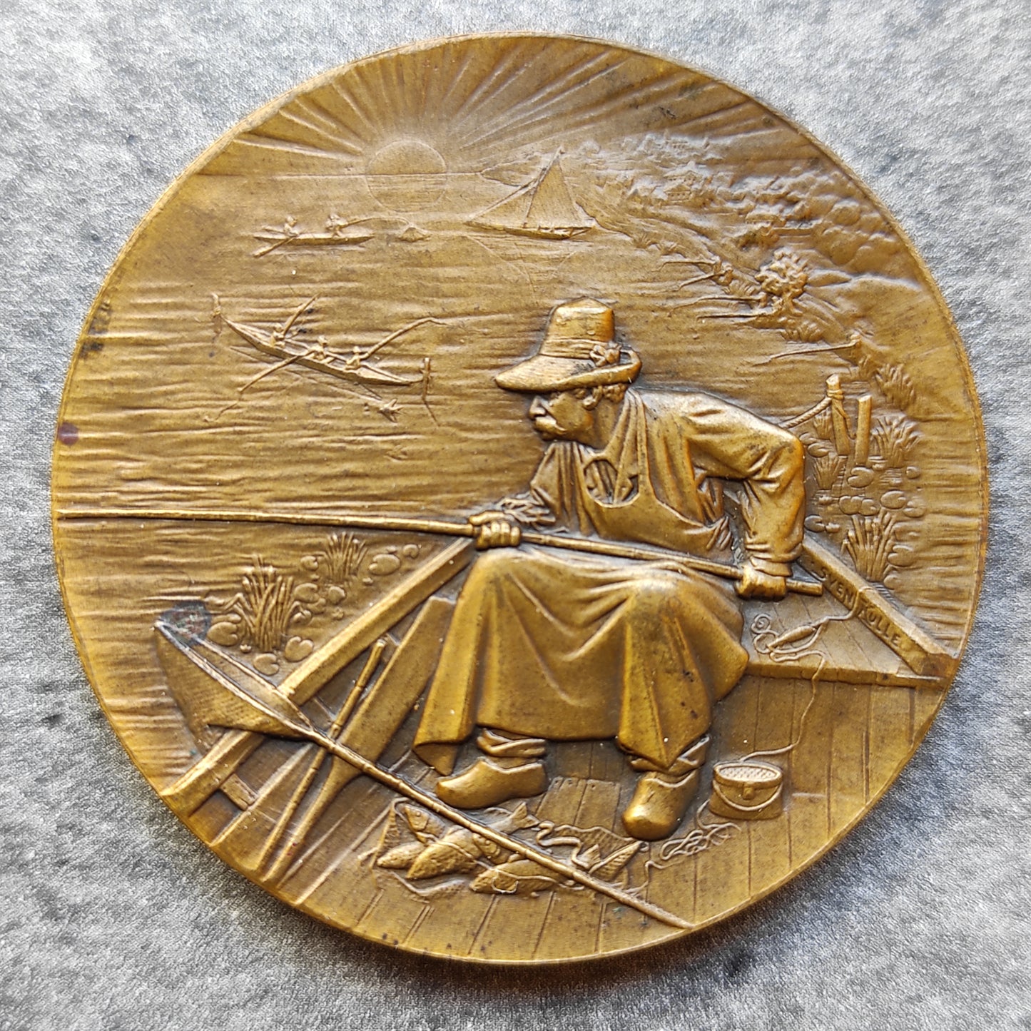 Medal offered by the newspaper representing a fisherman in his boat 46 mm 41.72 gr