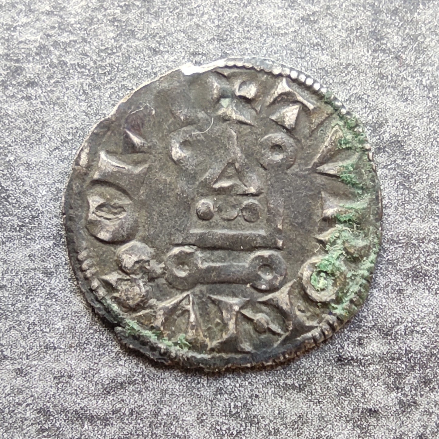 Luis VIII (1223-1226) Luis IX (1226-1245) Denier Tournois 1,04 gr 18 mm