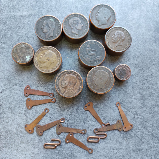 Set of 10 mini pans made with copper currencies at the end of 19th early 20th to finish. Supplied with 9 "sleeves"