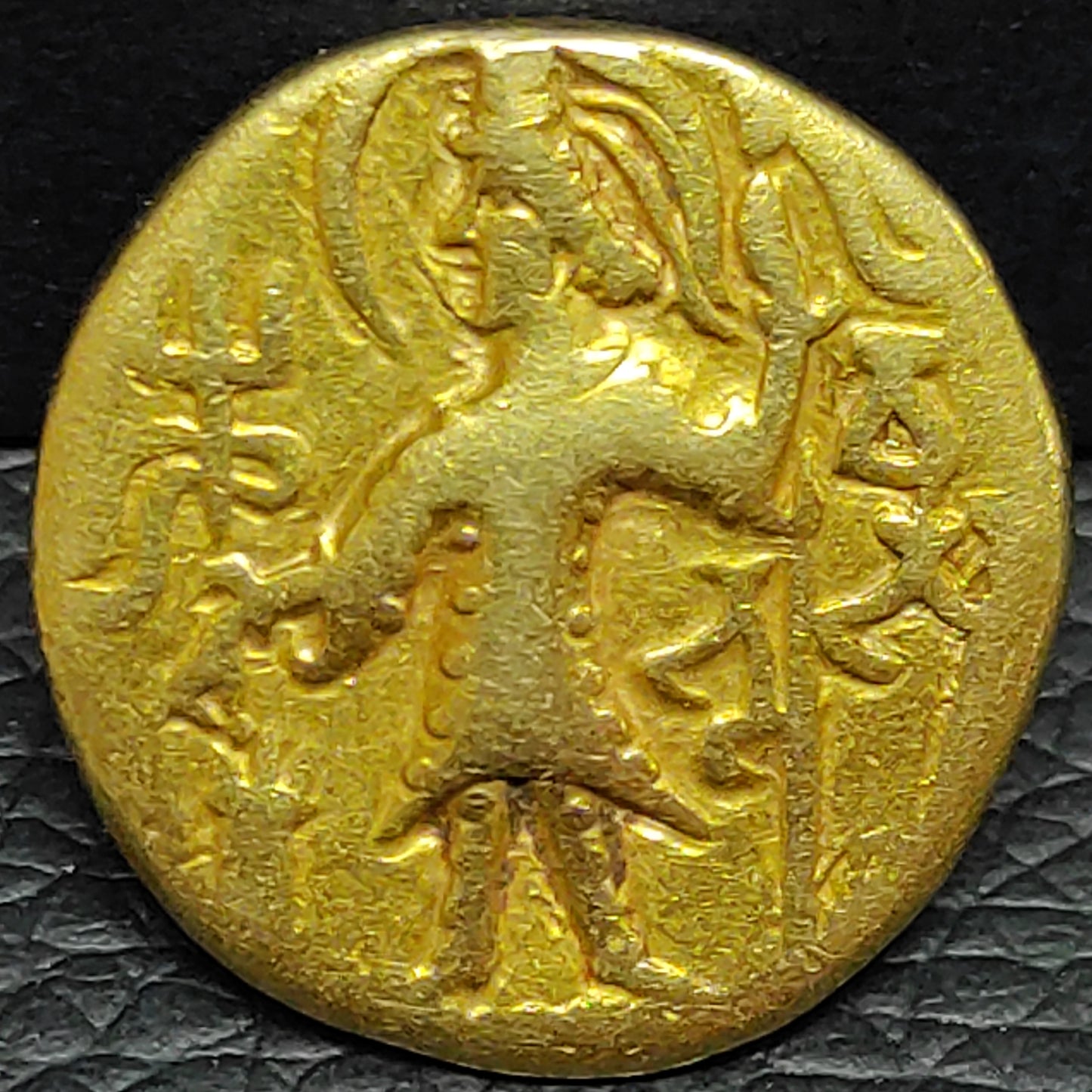 India Imperio Kushan Vasou Deva III (325-345) Estator de oro. 7,33g