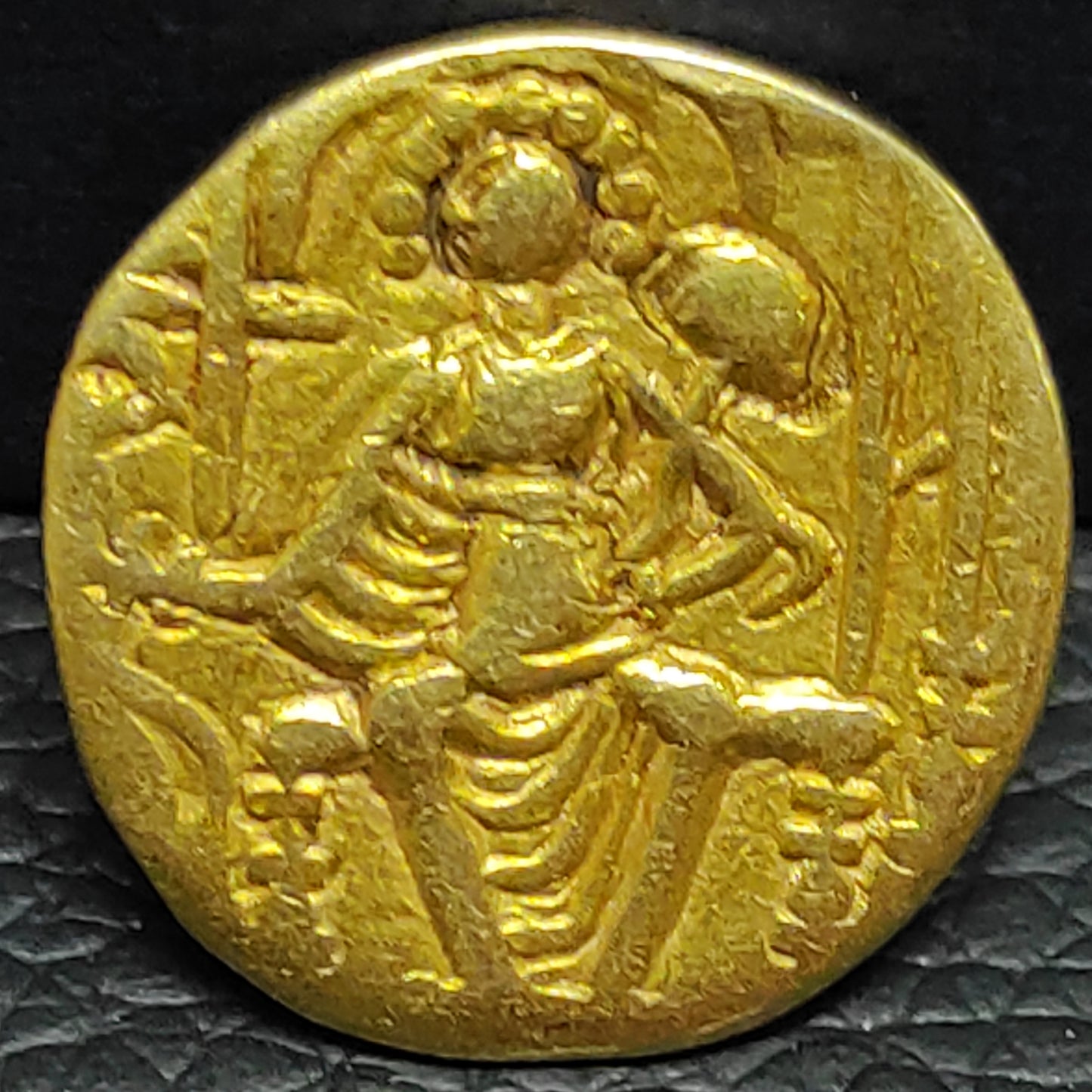 India Imperio Kushan Vasou Deva III (325-345) Estator de oro. 7,33g