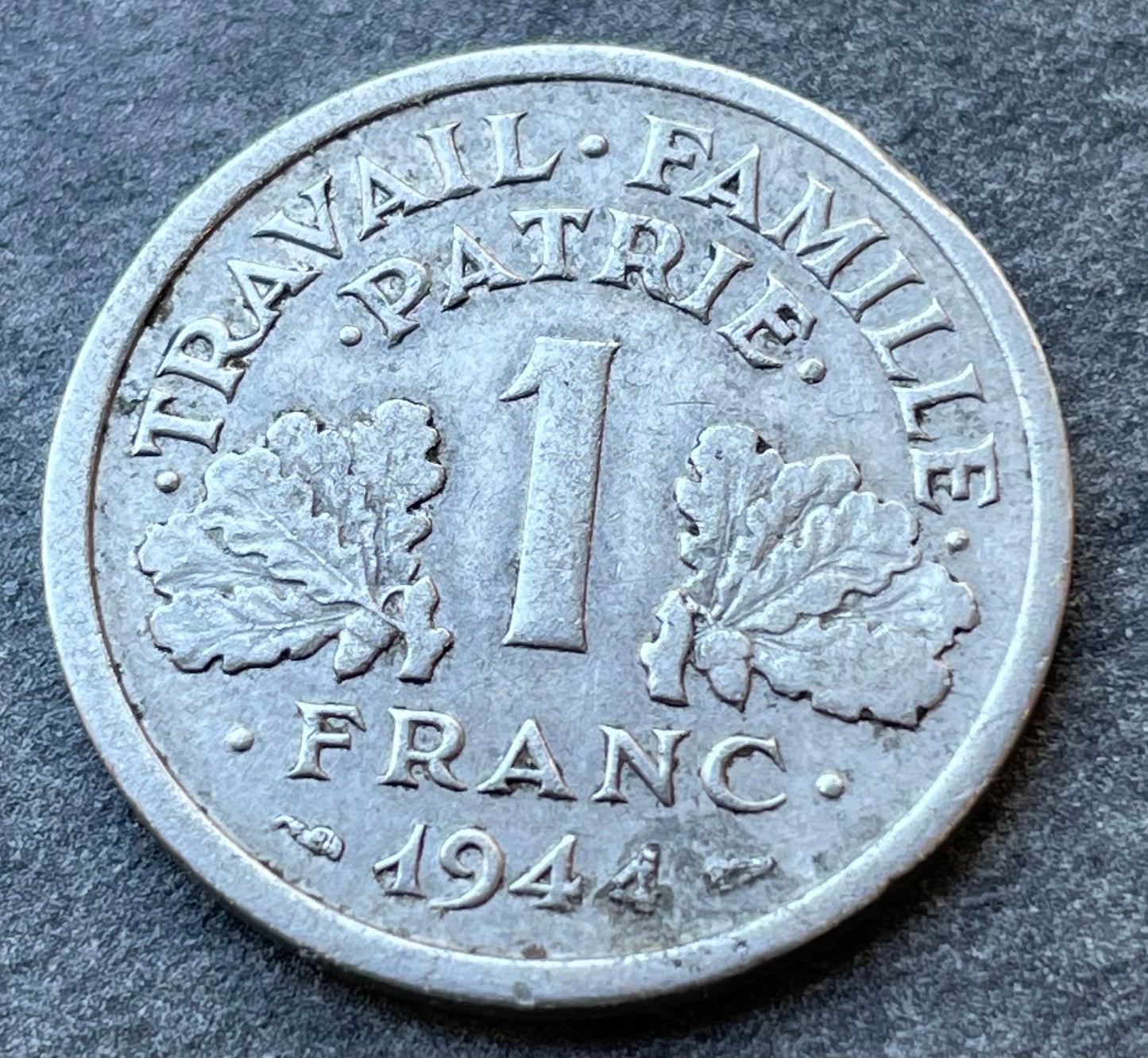 Estado francés - 1 franco BAZOR 1944 Pequeño C 1,30 gr Raro